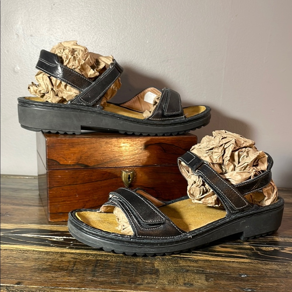 NEW without tag Naot womens sandals in black - removable insole - Israel - sz 40